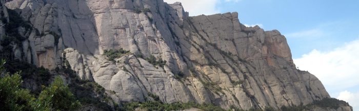 La Paret de l'Aeri en primer terme i el Serrat del Moro, vertiginosos barrancs del nord montserratí